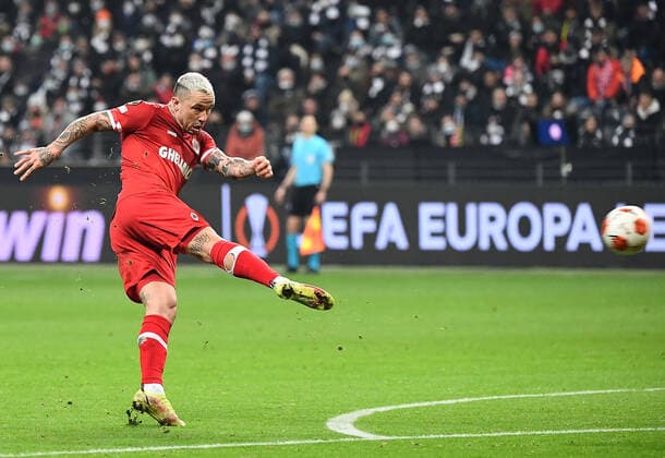 25 11 2021, xjhx, Football UEFA Europa League, Eintracht Frankfurt Royal Antwerpen emspor, v l Radja Nainggolan Royal Antwerpen scores the Goal 1 1 DFL DFB REGULATIONS PROHIBIT ANY USE OF PHOTOGRAPHS as IMAGE SEQUENCES and or QUASI VIDEO Frankfurt am Main
