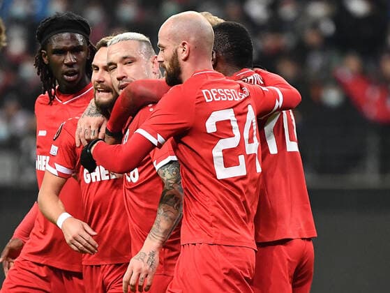 25 11 2021, xjhx, football UEFA Europa League, Eintracht Frankfurt Royal Antwerpen emspor, v l goal celebration after goal celebrating the goal celebrate 1 1 by Radja Nainggolan Royal Antwerpen DFL DFB REGULATIONS PROHIBIT ANY USE OF PHOTOGRAPHS as IMAGE SEQUENCES and or QUASI VIDEO Frankfurt am Main
