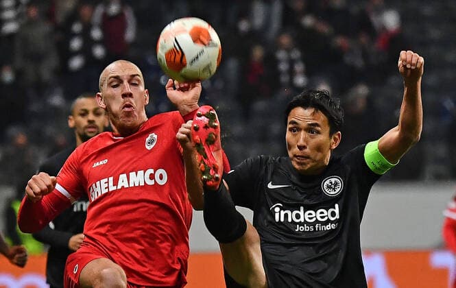 25 11 2021, xjhx, football UEFA Europa League, Eintracht Frankfurt Royal Antwerpen emspor, v l Michael Frey Royal Antwerpen Makoto Hasebe Eintracht Frankfurt Zweikampf, action, action, battle for the ball DFL DFB REGULATIONS PROHIBIT ANY USE OF PHOTOGRAPHS AS IMAGE SEQUENCES AND OR QUASI VIDEO Frankfurt am Main