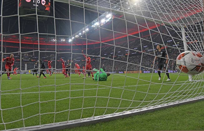 25 11 2021, xjhx, Football UEFA Europa League, Eintracht Frankfurt Royal Antwerpen emspor, v l Radja Nainggolan Royal Antwerpen scores the Goal the Goal Kevin Trapp Eintracht Frankfurt DFL DFB REGULATIONS PROHIBIT ANY USE OF PHOTOGRAPHS as IMAGE SEQUENCES and or QUASI VIDEO Frankfurt am Main