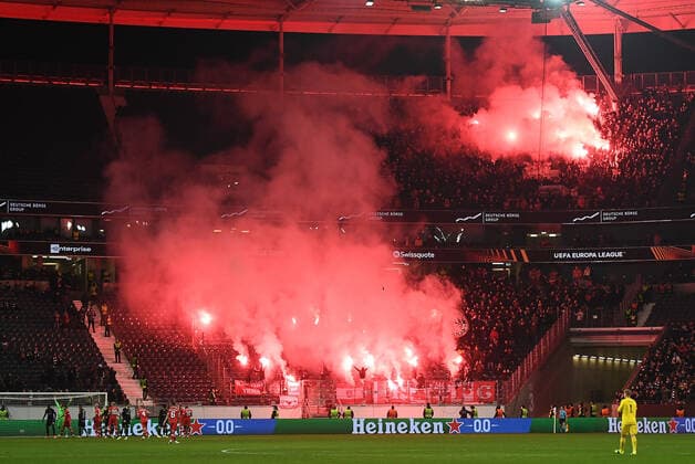 25 11 2021, xjhx, football UEFA Europa League, Eintracht Frankfurt Royal Antwerpen emspor, v l fans spectators Ultras of Royal Antwerpen send pyrotechnics, Bengalos, Boeller DFL DFB REGULATES PROHIBIT ANY USE OF PHOTOGRAPHS as IMAGE SEQUENCES and or QUASI VIDEO Frankfurt am Main