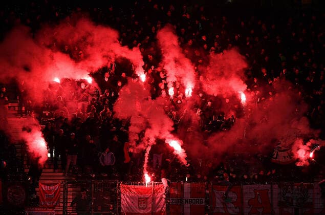 25 11 2021, xjhx, football UEFA Europa League, Eintracht Frankfurt Royal Antwerpen emspor, v l fans spectators Ultras of Royal Antwerpen send pyrotechnics, Bengalos, Boeller DFL DFB REGULATES PROHIBIT ANY USE OF PHOTOGRAPHS as IMAGE SEQUENCES and or QUASI VIDEO Frankfurt am Main