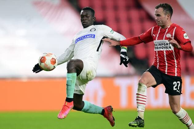 EINDHOVEN lr Amadou Dante of Sturm Graz, Mario Gotze of PSV Eindhoven during the UEFA Europa League match between PSV Eindhoven and Sturm Graz at Phillips Stadium on November 25, 2021 in Eindhoven, Netherlands ANP OLAF KRAAK UEFA Europa League 2021 2022 xVIxANPxSportx xxANPxIVx 441172740