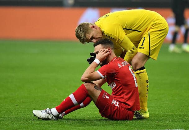 25 11 2021, xjhx, football UEFA Europa League, Eintracht Frankfurt Royal Antwerpen emspor, v l Aurelio Buta Royal Antwerpen on the ground in pain after a Boeller Boeller throw Jean Butez Royal Antwerpen DFL DFB REGULATIONS PROHIBIT ANY USE OF PHOTOGRAPHS AS IMAGE SEQUENCES AND OR QUASI VIDEO Frankfurt am Main