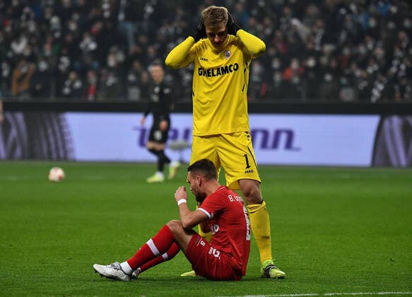 25 11 2021, xjhx, football UEFA Europa League, Eintracht Frankfurt Royal Antwerpen emspor, v l Aurelio Buta Royal Antwerpen on the ground in pain after a Boeller Boeller throw Jean Butez Royal Antwerpen DFL DFB REGULATIONS PROHIBIT ANY USE OF PHOTOGRAPHS AS IMAGE SEQUENCES AND OR QUASI VIDEO Frankfurt am Main