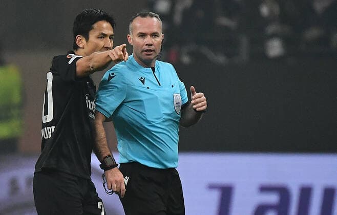 25 11 2021, xjhx, football UEFA Europa League, Eintracht Frankfurt Royal Antwerpen emspor, v l Makoto Hasebe Eintracht Frankfurt referee Paul Tierney ENG after a Boeller boeller throw DFL DFB REGULATES PROHIBIT ANY USE OF PHOTOGRAPHS as IMAGE SEQUENCES and or QUASI VIDEO Frankfurt am Main.