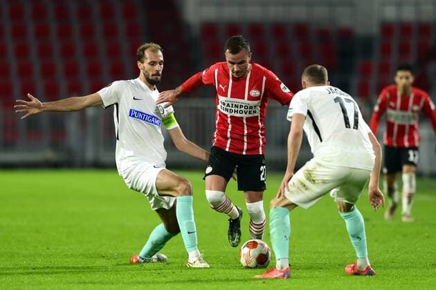 EINDHOVEN lr Jon Stankovic of Sturm Graz, Mario Gotze of PSV Eindhoven, Lukas Jager of Sturm Graz during the UEFA Europa League match between PSV Eindhoven and Sturm Graz at Phillips Stadium on November 25, 2021 in Eindhoven, Netherlands ANP OLAF KRAAK UEFA Europa League 2021 2022 xVIxANPxSportx xxANPxIVx 441173324