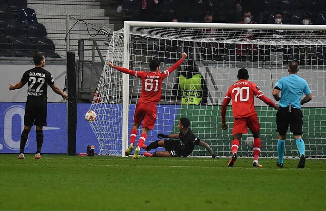 25 11 2021, xjhx, football UEFA Europa League, Eintracht Frankfurt Royal Antwerpen emspor, v l the supposed goal to 1 2 by Richie de Laet Royal Antwerpen offside VAR Kevin Trapp Eintracht Frankfurt DFL DFB REGULATIONS PROHIBIT ANY USE OF PHOTOGRAPHS as IMAGE SEQUENCES and or QUASI VIDEO Frankfurt am Main