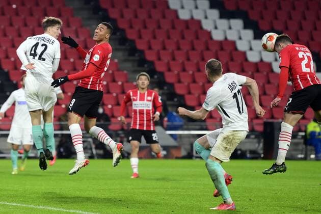 EINDHOVEN lr David Affengruber of Sturm Graz, Carlos Vinicius of PSV Eindhoven, Lukas Jager of Sturm Graz, Mario Gotze of PSV Eindhoven during the UEFA Europa League match between PSV Eindhoven and Sturm Graz at Phillips stadium on November 25, 2021 in Eindhoven , The Netherlands ANP OLAF KRAAK UEFA Europa League 2021 2022 xVIxANPxSportx xxANPxIVx 441173938