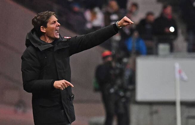 25 11 2021, xjhx, football UEFA Europa League, Eintracht Frankfurt Royal Antwerpen emspor, v l coach Oliver Glasner Eintracht Frankfurt zautz gestures DFL DFB REGULATES PROHIBIT ANY USE OF PHOTOGRAPHS as IMAGE SEQUENCES and or QUASI VIDEO Frankfurt am Main
