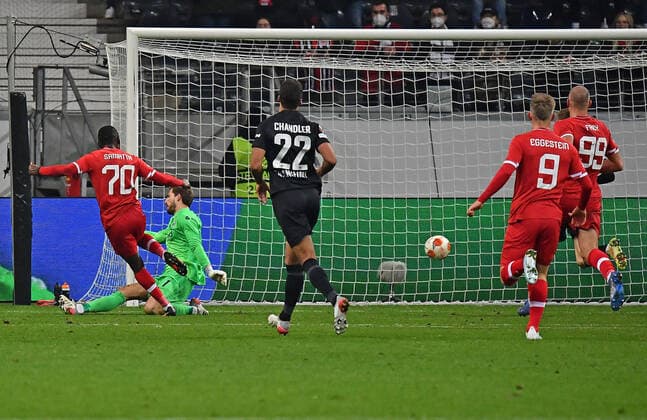 25 11 2021, xjhx, football UEFA Europa League, Eintracht Frankfurt Royal Antwerpen emspor, v l Ally Samatta Royal Antwerpen Kevin Trapp Eintracht Frankfurt scores the Goal 1 2 DFL DFB REGULATIONS PROHIBIT ANY USE OF PHOTOGRAPHS as IMAGE SEQUENCES and or QUASI VIDEO Frankfurt am Main