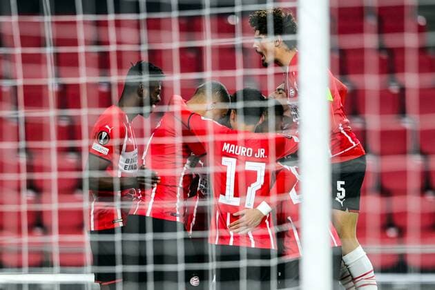 EINDHOVEN PSV celebrate the 2 0 defeat by Bruma of PSV Eindhoven during the UEFA Europa League match between PSV Eindhoven and Sturm Graz at Phillips Stadium on November 25, 2021 in Eindhoven, Netherlands ANP OLAF KRAAK UEFA Europa League 2021 2022 xVIxANPxSportx xxANPxIVx 441174511