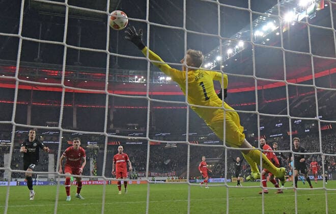 25 11 2021, xjhx, football UEFA Europa League, Eintracht Frankfurt Royal Antwerpen emspor, v l Goncalo Paciencia Eintracht Frankfurt scores the Goal 2 2 DFL DFB REGULATIONS PROHIBIT ANY USE OF PHOTOGRAPHS as IMAGE SEQUENCES and or QUASI VIDEO Frankfurt am Main