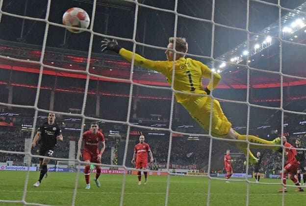 25 11 2021, xjhx, football UEFA Europa League, Eintracht Frankfurt Royal Antwerpen emspor, v l Goncalo Paciencia Eintracht Frankfurt scores the Goal 2 2 DFL DFB REGULATIONS PROHIBIT ANY USE OF PHOTOGRAPHS as IMAGE SEQUENCES and or QUASI VIDEO Frankfurt am Main