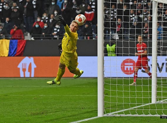 25 11 2021, xjhx, football UEFA Europa League, Eintracht Frankfurt Royal Antwerpen emspor, v l Goncalo Paciencia Eintracht Frankfurt scores the Goal 2 2 Jean Butez Royal Antwerpen DFL DFB REGULATIONS PROHIBIT ANY USE OF PHOTOGRAPHS as IMAGE SEQUENCES and or QUASI VIDEO Frankfurt am Main