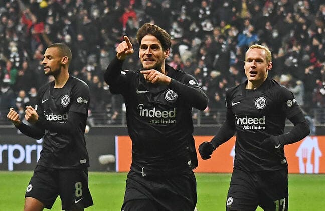 25 11 2021, xjhx, football UEFA Europa League, Eintracht Frankfurt Royal Antwerpen emspor, v l Goncalo Paciencia Eintracht Frankfurt goal celebration after the goal to celebrating the goal celebrate 2 2 DFL DFB REGULATIONS PROHIBIT ANY USE OF PHOTOGRAPHS as IMAGE SEQUENCES and or QUASI VIDEO Frankfurt am Main