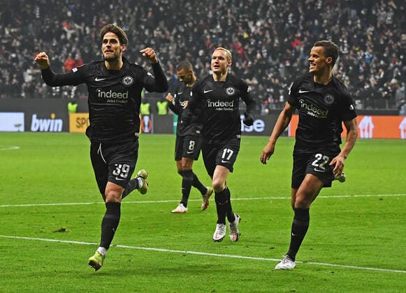 25 11 2021, xjhx, football UEFA Europa League, Eintracht Frankfurt Royal Antwerpen emspor, v l Goncalo Paciencia Eintracht Frankfurt goal celebration after the goal to celebrating the goal celebrate 2 2 DFL DFB REGULATIONS PROHIBIT ANY USE OF PHOTOGRAPHS as IMAGE SEQUENCES and or QUASI VIDEO Frankfurt am Main