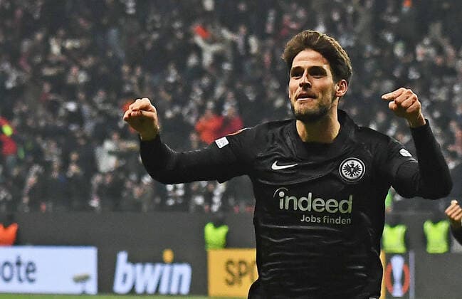 25 11 2021, xjhx, football UEFA Europa League, Eintracht Frankfurt Royal Antwerpen emspor, v l Goncalo Paciencia Eintracht Frankfurt goal celebration after the goal to celebrating the goal celebrate 2 2 DFL DFB REGULATIONS PROHIBIT ANY USE OF PHOTOGRAPHS as IMAGE SEQUENCES and or QUASI VIDEO Frankfurt am Main