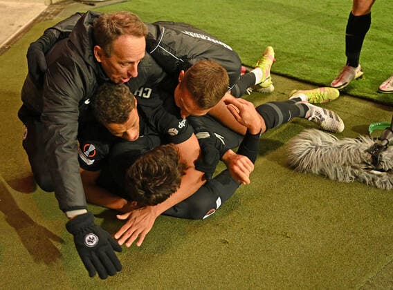 25 11 2021, xjhx, football UEFA Europa League, Eintracht Frankfurt Royal Antwerpen emspor, v l Goncalo Paciencia Eintracht Frankfurt goal celebration after the goal to celebrating the goal celebrate 2 2 DFL DFB REGULATIONS PROHIBIT ANY USE OF PHOTOGRAPHS as IMAGE SEQUENCES and or QUASI VIDEO Frankfurt am Main