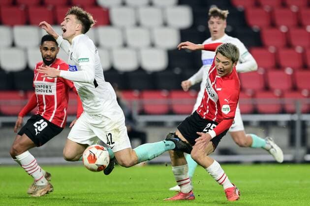 EINDHOVEN lr David Affengruber of Sturm Graz, Ritsu Doan of PSV Eindhoven during the UEFA Europa League match between PSV Eindhoven and Sturm Graz at Phillips Stadium on November 25, 2021 in Eindhoven, Netherlands ANP OLAF KRAAK UEFA Europa League 2021 2022 xVIxANPxSportx xxANPxIVx 441175213