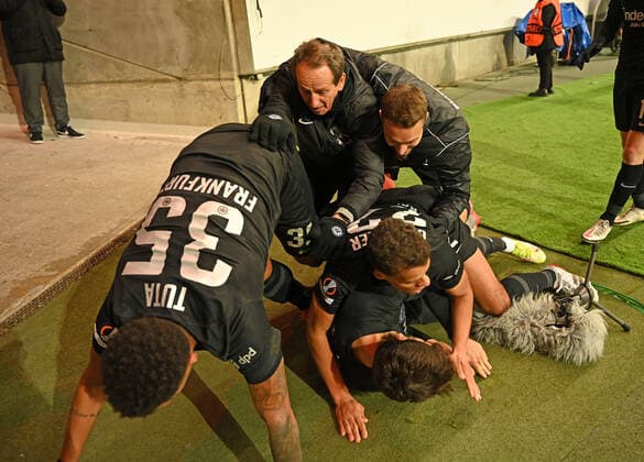 25 11 2021, xjhx, football UEFA Europa League, Eintracht Frankfurt Royal Antwerpen emspor, v l Goncalo Paciencia Eintracht Frankfurt goal celebration after the goal to celebrating the goal celebrate 2 2 DFL DFB REGULATIONS PROHIBIT ANY USE OF PHOTOGRAPHS as IMAGE SEQUENCES and or QUASI VIDEO Frankfurt am Main