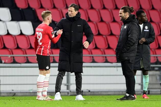 EINDHOVEN lr Yorbe Vertessen of PSV Eindhoven, PSV Eindhoven coach Roger Schmidt during the UEFA Europa League match between PSV Eindhoven and Sturm Graz at Phillips Stadium on November 25, 2021 in Eindhoven, Netherlands ANP OLAF KRAAK UEFA Europa League 2021 2022 xVIxANPxSportx xxANPxIVx 441175927