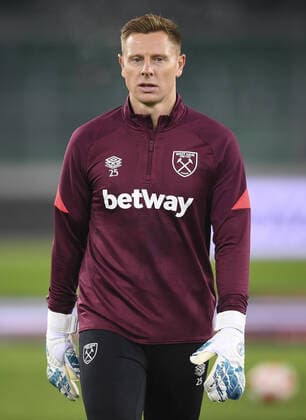 Fußball, England, Premier League, West Ham United, Ganzkörper, Saison 2021 2022 Mandatory Credit: Photo by Simon Dael Shutterstock (12617584dr) David Martin of West Ham United warming up Rapid Vienna v West Ham United, UEFA Europa League, Group H, Football, Weststadion, Vienna, Austria - 25 Nov 2021 EDITORIAL USE ONLY No use with unauthorised audio, video, data, fixture lists, club league logos or live services. Online in-match use limited to 120 images, no video emulation. No use in betting, games or single club league player publications. Rapid Vienna v West Ham United, UEFA Europa League, Group H, Football, Weststadion, Vienna, Austria - 25 Nov 2021 EDITORIAL USE ONLY No use with unauthorised audio, video, data, fixture lists, club league logos or live services. Online in-match use limited to 120 images, no video emulation. No use in betting, games or single club league player publications. Copyright: xSimonxDael Shutterstockx 12617584dr