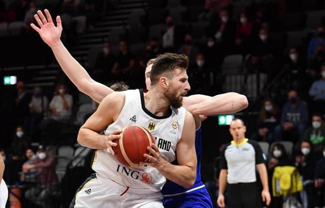 25 11 2021 Basketball International Qualifiers World Cup European Qualifiers Germany Germany vs Estonia Estonia Leon Kratzer 34, Germany ahead of Rauno Nurger 20, Estonia