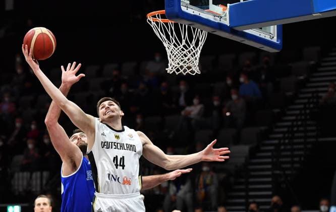 25 11 2021 Basketball International Qualifiers World Cup European Qualifiers Germany Germany vs Estonia Estonia David Krämer Kraemer 44, Germany ahead of Kristjan Kitsing 33, Estonia