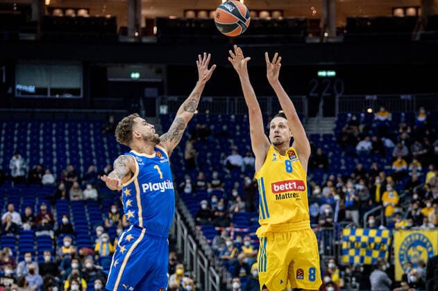 Basketball Berlin 25 11 2021 Season 2021 2022 EuroLeague 12 Matchday Alba Berlin vs Maccabi Tel Aviv vl Scottie Wilbekin Tel Aviv, No 01 , Marcus Eriksson Alba, No 8.