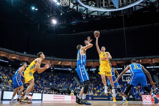 Basketball Berlin 25 11 2021 Season 2021 2022 EuroLeague 12 Matchday Alba Berlin vs Maccabi Tel Aviv Ante Zizic Tel Aviv, No 23 , Marcus Eriksson Alba, No 8 , James Nunnally Tel Aviv, No 21 , Derrick Williams Tel Aviv, No 06