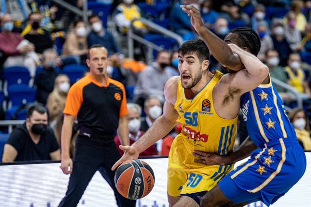 Basketball Berlin 25 11 2021 Season 2021 2022 EuroLeague 12 Matchday Alba Berlin vs Maccabi Tel Aviv vl Yovel Zoosman Alba, No 50 , Keenan Evans Tel Aviv, No 02