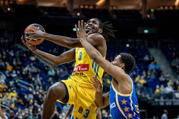 Basketball Berlin 25 11 2021 Season 2021 2022 EuroLeague 12 Matchday Alba Berlin vs Maccabi Tel Aviv vl Jaleen Smith Alba, No 3 , Kameron Taylor Tel Aviv, No 07.