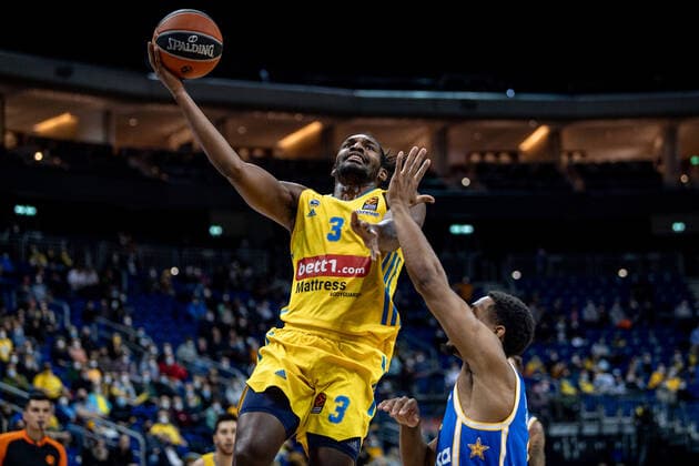 Basketball Berlin 25 11 2021 Season 2021 2022 EuroLeague 12 Matchday Alba Berlin vs Maccabi Tel Aviv vl Jaleen Smith Alba, No 3 , Kameron Taylor Tel Aviv, No 07.
