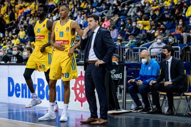 Basketball Berlin 25 11 2021 Season 2021 2022 EuroLeague 12 Matchday Alba Berlin vs Maccabi Tel Aviv vl Christ Koumadje Alba, No 21 , Louis Olinde Alba, No 19 , Coach Israel Gonzalez Alba.