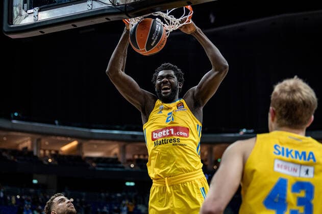 Basketball Berlin 25 11 2021 Season 2021 2022 EuroLeague 12 Matchday Alba Berlin vs Maccabi Tel Aviv Christ Koumadje Alba, No 21
