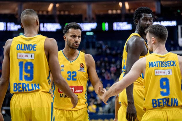 Basketball Berlin 25 11 2021 Season 2021 2022 EuroLeague 12 Matchday Alba Berlin vs Maccabi Tel Aviv vl Louis Olinde Alba, No 19 , Johannes Thiemann Alba, No 32 , Christ Koumadje Alba, No 21 , Jonas Mattisseck Alba, No 9