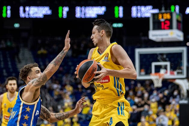 Basketball Berlin 25 11 2021 Season 2021 2022 EuroLeague 12 Matchday Alba Berlin vs Maccabi Tel Aviv vl Scottie Wilbekin Tel Aviv, No 01 , Marcus Eriksson Alba, No 8.