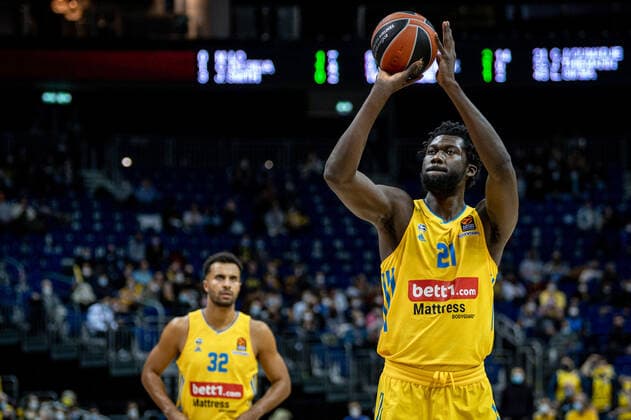 Basketball Berlin 25 11 2021 Season 2021 2022 EuroLeague 12 Matchday Alba Berlin vs Maccabi Tel Aviv Christ Koumadje Alba, No 21