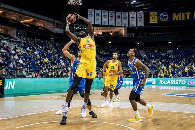 Basketball Berlin 25 11 2021 Season 2021 2022 EuroLeague 12 Matchday Alba Berlin vs Maccabi Tel Aviv vl Christ Koumadje Alba, No 21 , James Nunnally Tel Aviv, No 21.