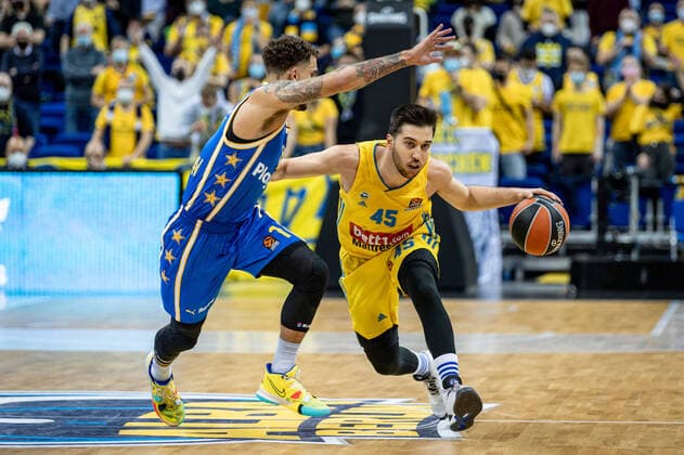 Basketball Berlin 25 11 2021 Season 2021 2022 EuroLeague 12 Matchday Alba Berlin vs Maccabi Tel Aviv vl Scottie Wilbekin Tel Aviv, No 01 , Tamir Blatt Alba, No 45