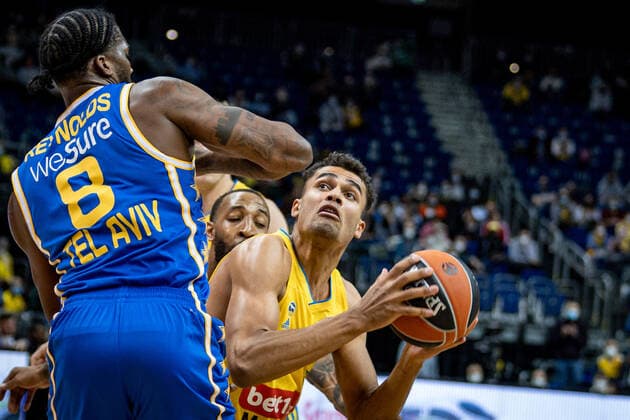 Basketball Berlin 25 11 2021 Season 2021 2022 EuroLeague 12 Matchday Alba Berlin vs Maccabi Tel Aviv vl Jaylen Reynolds Tel Aviv, No 08 , Oscar Da Silva Alba, No 1.