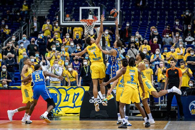 Basketball Berlin 25 11 2021 Season 2021 2022 EuroLeague 12 Matchday Alba Berlin vs Maccabi Tel Aviv vl Oscar Da Silva Alba, No 1 , Scottie Wilbekin Tel Aviv, No 01