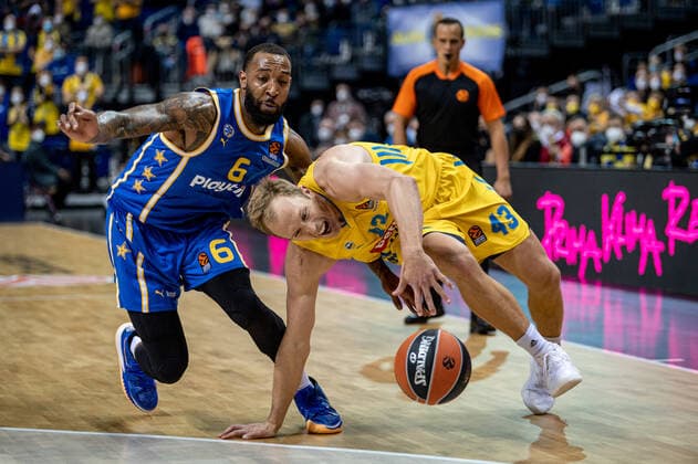 Basketball Berlin 25 11 2021 Season 2021 2022 EuroLeague 12 Matchday Alba Berlin vs Maccabi Tel Aviv vl Derrick Williams Tel Aviv, No 06 , Luke Sikma Alba, No 43