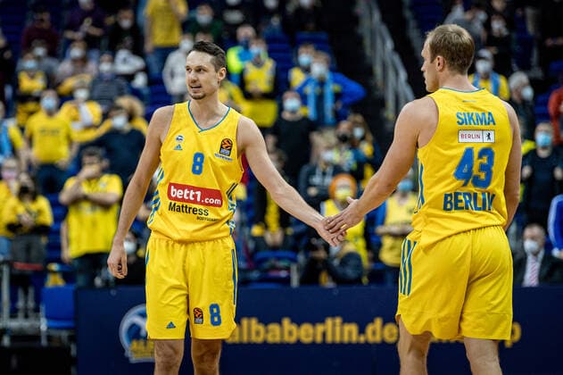 Basketball Berlin 25 11 2021 Season 2021 2022 EuroLeague 12 Matchday Alba Berlin vs Maccabi Tel Aviv vl Marcus Eriksson Alba, No 8 , Luke Sikma Alba, No 43
