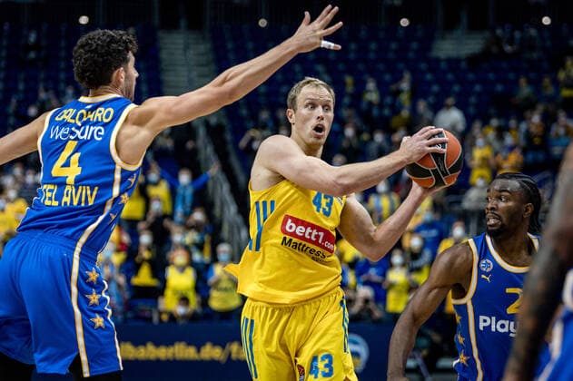 Basketball Berlin 25 11 2021 Season 2021 2022 EuroLeague 12 Matchday Alba Berlin vs Maccabi Tel Aviv vl Angelo Caloiaro Tel Aviv, No 04 , Luke Sikma Alba, No 43 , Keenan Evans Tel Aviv, No 02