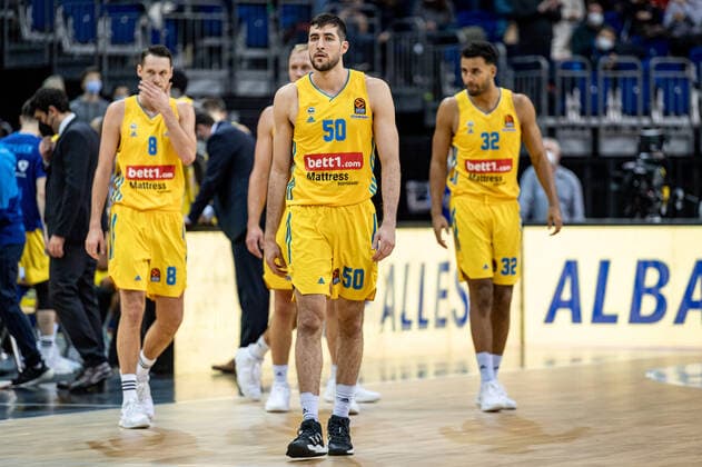 Basketball Berlin 25 11 2021 Season 2021 2022 EuroLeague 12 Matchday Alba Berlin vs Maccabi Tel Aviv vl Marcus Eriksson Alba, No 8 , Yovel Zoosman Alba, No 50 , Johannes Thiemann Alba, No 32