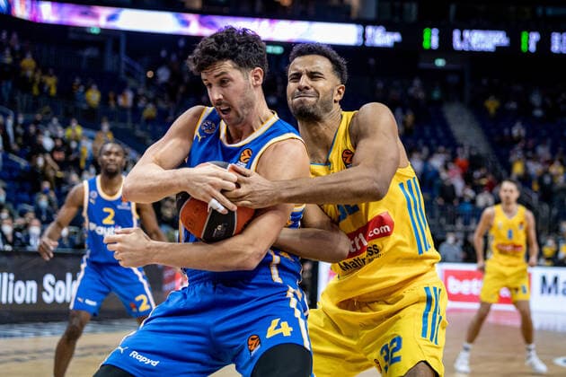 Basketball Berlin 25 11 2021 Season 2021 2022 EuroLeague 12 Matchday Alba Berlin vs Maccabi Tel Aviv vl Angelo Caloiaro Tel Aviv, No 04 , Johannes Thiemann Alba, No 32