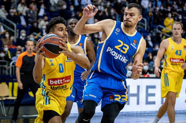 Basketball Berlin 25 11 2021 Season 2021 2022 EuroLeague 12 Matchday Alba Berlin vs Maccabi Tel Aviv vl Maodo Lo Alba, No 0 , Ante Zizic Tel Aviv, No 23