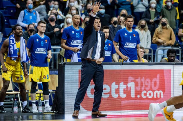 Basketball Berlin 25 11 2021 Season 2021 2022 EuroLeague 12 Matchday Alba Berlin vs Maccabi Tel Aviv Coach Israel Gonzalez Alba